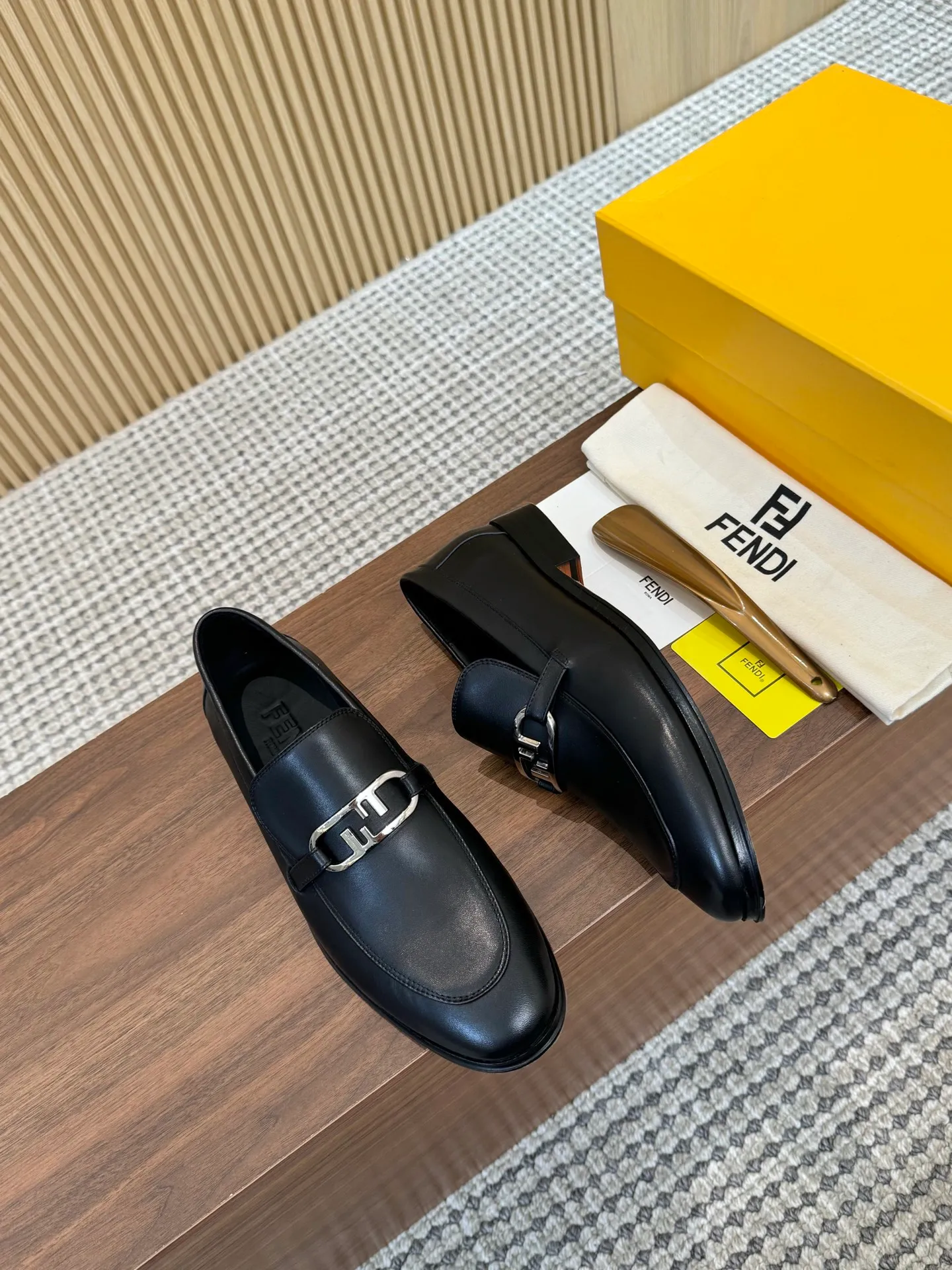 [FENDI] Top P: 980💰 ▪️Size: Men's 39-44. (Customized at 38.45.46) Fendi men's business casual leather shoes Imported brand cloth/calfskin/open edge beads/brand logo printing -Inside: Comfortable cowhide lining -Outsole: Genuine leather outsole with rubber backing embedded in the heel, perfect injection molding -Ultra-high quality control·Fine workmanship: highlighted (high-end·luxury·grade)